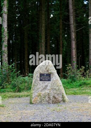 Stein mit Gedenktafel an eine neue Baumallee gepflanzt am 9. Dezember 2019 anlässlich des 100. Jahrestages der Forstkommission, Eggesford Fore Stockfoto