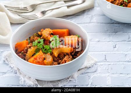 Fleisch- und Süßkartoffeleintopf mit Karotten und Sellerie zerkleinern Stockfoto