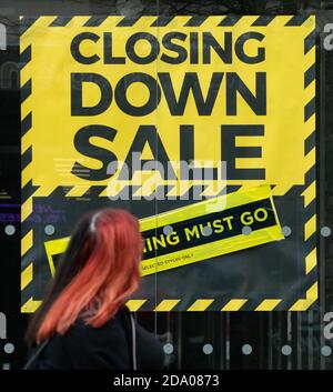 Closing-Down-Sale-Schild an Fenstern des geschlossenen Geschäfts, Glasgow, Schottland, Großbritannien (Bonmarche-Laden, der Anfang 2020 geschlossen hat) Stockfoto