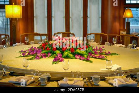 Typische in China, runder Tisch mit Blumen für Geschäftsleute Abendessen eingerichtet. Stockfoto