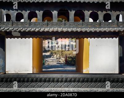 Gate in den Park von Putuo Zongcheng Tempel in China in der Nähe der Stadt Tangshan in der Provinz Hebei. Stockfoto