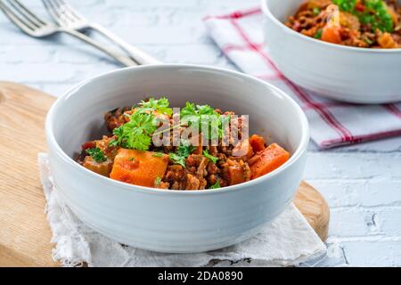 Fleisch- und Süßkartoffeleintopf mit Karotten und Sellerie zerkleinern Stockfoto