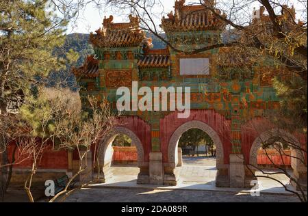 Tor mit drei Bögen im Park von Putuo Zongcheng Tempel in China in der Nähe der Stadt Tangshan in der Provinz Hebei. Stockfoto