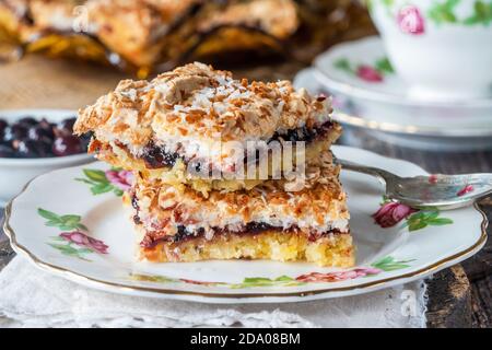 Kokosnusstarte mit schwarzer Johannisbeerkonfitüre Stockfoto