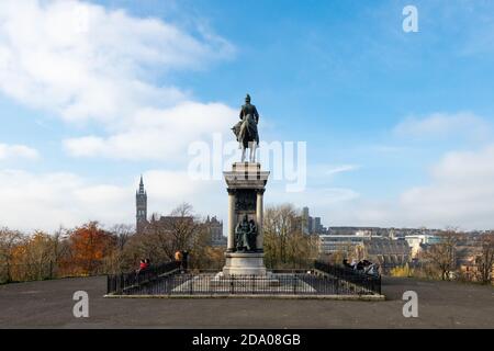 Kelvingrove Park, Glasgow, Schottland, UK - Lord Roberts Memorial Statue über der Glasgow University und Blick auf die Stadt, Glasgow, Schottland, UK Stockfoto