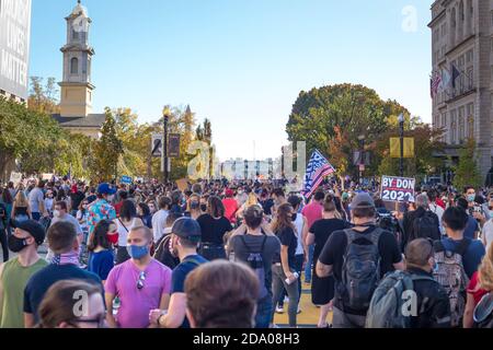 Menschen feiern die Präsidentschaftswahl von Joe Biden und Kamala Harris am Samstag, den 7. November 2020 in Washington, D.C. Stockfoto