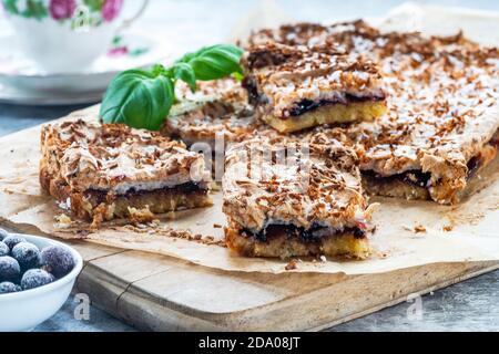 Kokosnusstarte mit schwarzer Johannisbeerkonfitüre Stockfoto