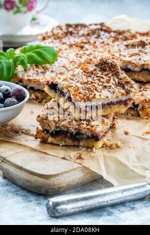 Kokosnusstarte mit schwarzer Johannisbeerkonfitüre Stockfoto