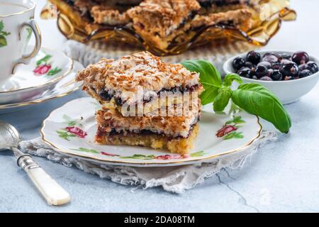 Kokosnusstarte mit schwarzer Johannisbeerkonfitüre Stockfoto