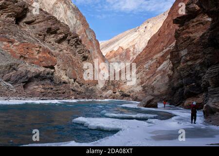 Abenteuerliche Höhenwanderungen auf dem gefrorenen Zanskar Fluss [ Bekannt als Chadar Trek ] im Winter in Ladakh in Indien mit Rucksack und Walking sti Stockfoto