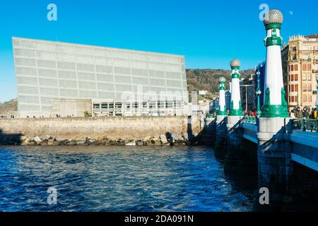 Zurriola Brücke über den Fluss Urumea und Kursaal Kongresszentrum und Auditorium Komplex. San Sebastian, Gipuzkoa, Donostialdea, Baskenland, Spanien Stockfoto