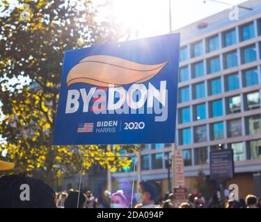 Menschen feiern die Präsidentschaftswahl von Joe Biden und Kamala Harris am Samstag, den 7. November 2020 in Washington, D.C. Stockfoto