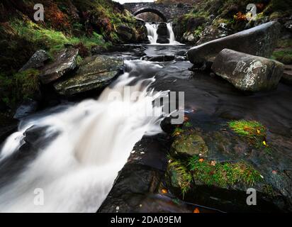 Die Wasserfälle des Flusses Dane bei Three Shires Head, The Peak District, Derbyshire Stockfoto