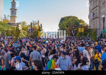 Menschen feiern die Präsidentschaftswahl von Joe Biden und Kamala Harris am Samstag, den 7. November 2020 in Washington, D.C. Stockfoto