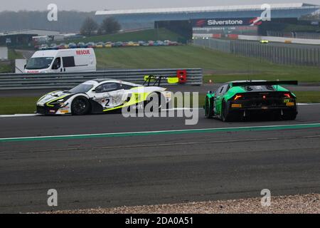 Silverstone, Großbritannien. November 2020. Jenson Team Rocket RJN McLaren 720S GT3 mit den Fahrern James Baldwin & Michael O'Brien passiert den gestrandeten Barwell Motorsport Lamborghini Huracan GT3 mit den Fahrern Evo Adam Balon & Phil Keen während der Intelligent Money British GT Championship Silverstone 500 auf dem Silverstone Circuit, Silverstone, England am 8. November 2020. Foto von Jurek Biegus. Nur redaktionelle Verwendung, Lizenz für kommerzielle Nutzung erforderlich. Keine Verwendung bei Wetten, Spielen oder Veröffentlichungen einzelner Vereine/Vereine/Spieler. Stockfoto