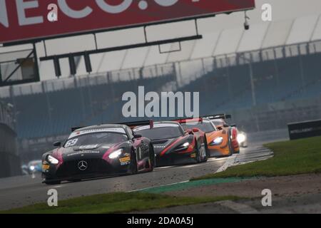 Silverstone, Großbritannien. November 2020. RAM Racing Mercedes-AMG GT3 mit den Fahrern Sam De Haan & Patrick Kujala führt während der Intelligent Money British GT Championship Silverstone 500 auf dem Silverstone Circuit, Silverstone, England, am 8. November 2020 ein Fahrzeugpaket in die Copse-Ecke. Foto von Jurek Biegus. Nur redaktionelle Verwendung, Lizenz für kommerzielle Nutzung erforderlich. Keine Verwendung bei Wetten, Spielen oder Veröffentlichungen einzelner Vereine/Vereine/Spieler. Stockfoto
