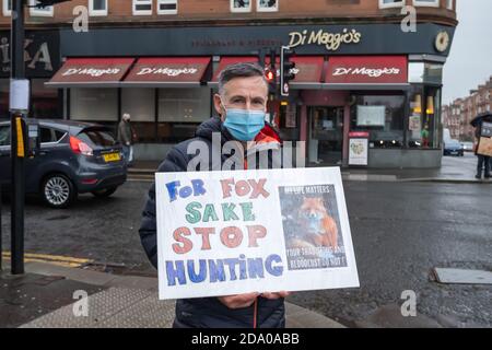 Glasgow, Schottland, Großbritannien. November 2020. Ein Fuchs Jagd Protestler hält ein Zeichen sagen für Fox Sake Stop Hunting. Kredit: Skully/Alamy Live Nachrichten Stockfoto