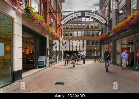 Shopper am Sommermorgen in der Carnaby Street in London, England Stockfoto