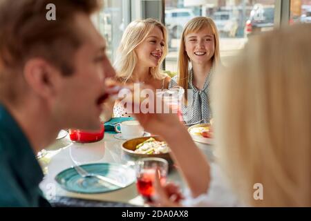 Freunde haben Spaß Treffen in der Pizzeria zum Mittagessen, essen sie Pizza reden und diskutieren Nachrichten im italienischen Restaurant, junge Menschen sprechen Ruhe in modernen Café, glücklich Stockfoto