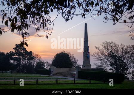 Sonnenaufgang am Gedenktag Sonntag 2020 am Southend war Memorial, Kenotaph und Soldatenstatue Stockfoto