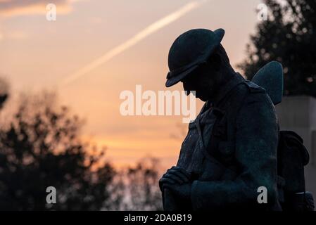 Sonnenaufgang am Gedenktag Sonntag 2020 am Southend war Memorial. Bronze Soldat 'Tommy' Skulptur Figur in Great war Uniform Stockfoto