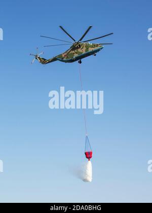 ROSTOV-ON-DON, RUSSLAND - JULI 01: Mi-26T Schwertransporthubschrauber, Feuerlöschung Stockfoto