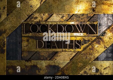 Lockdown Todesfälle Textnachricht auf texturierten Grunge Kupfer und vintage Goldfarbener Hintergrund Stockfoto