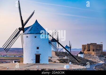 Windmühlen bei Sonnenuntergang. Consuegra, Toledo, Kastilien-La Mancha, Spanien, Europa Stockfoto