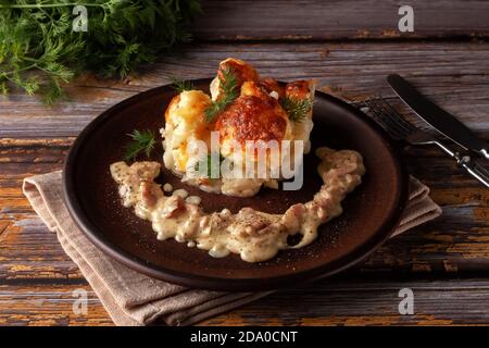 Blumenkohlgratin mit Carbonara-Sauce. Diät-Essen Stockfoto