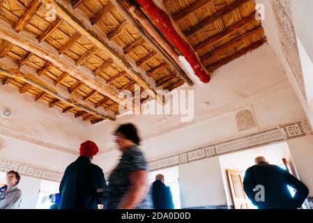 Luxuriöse arabische Handwerkskunst im Inneren. Schlammziegel Kasbah von Taourirt. Ouarzazate, Drâa-Tafilalet, Marokko, Nordafrika Stockfoto