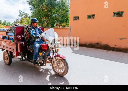 Berber Mann auf einem Motorrad für den Transport von Waren angepasst. Ouarzazate, Drâa-Tafilalet, Marokko, Nordafrika Stockfoto