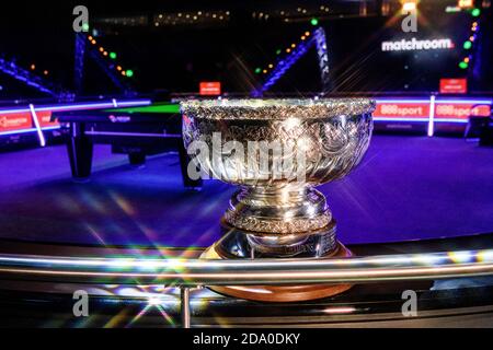 MILTON KEYNES, GROSSBRITANNIEN. November 2020. Die Champion of Champions Snooker Trophy wird während des 2020 888Sport Champion of Champions Snooker Finales in der Marshall Arena am Sonntag, 08. November 2020 in MILTON KEYNES, ENGLAND, ausgestellt. Kredit: Taka G Wu/Alamy Live Nachrichten Stockfoto