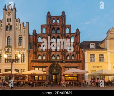 Wismar: Marktplatz mit Haus Alter Schwede, Ostsee, Mecklenburg-Vorpommern, Deutschland Stockfoto