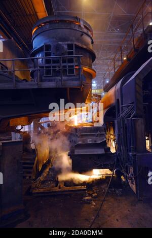 Stahlproduktion in Elektroöfen. Funken aus geschmolzenem Stahl. Elektrobogenofen Shop . Metallurgische Produktion, Schwerindustrie, Engineering, Stahl Stockfoto