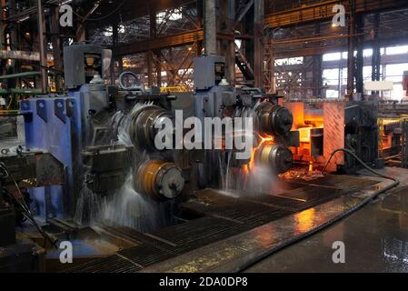 Heißer Stahl auf Förderband in einem Stahlwerk. Warmgewalzte Riegel Stockfoto