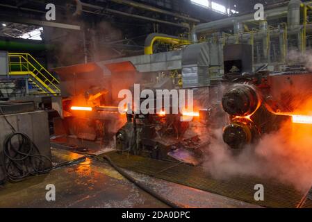 Heißer Stahl auf Förderband in einem Stahlwerk. Warmgewalzte Riegel Stockfoto