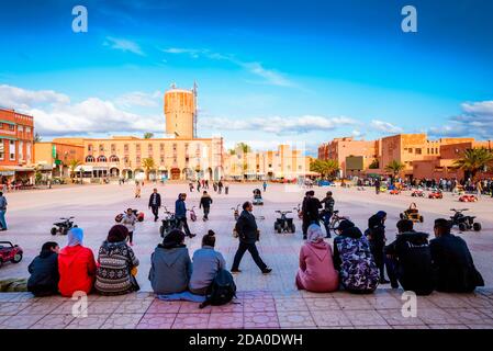 Berberfrauen. Die Berberfrau hat eine andere Kultur als der Rest der marokkanischen Frauen. Place Al-Mouahidine. Ouarzazate, Drâa-Tafilalet, Moro Stockfoto