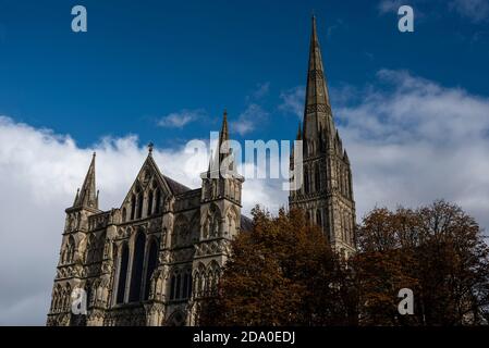 Westfront der Salisbury Cathedral mit dem Spire in gesehen Seine volle Pracht Stockfoto