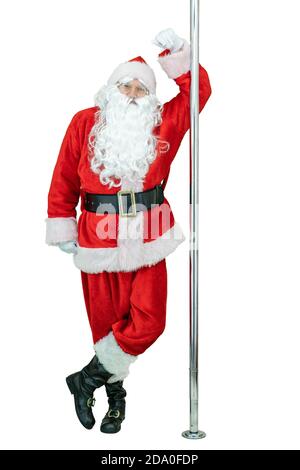 Der Weihnachtsmann ist Pole Dancer und lehnt sich an einen Mast. Lächelnder Weihnachtsmann tanzt mit Stange auf weißem Hintergrund. Weihnachten steht bevor Stockfoto