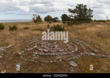 Altes Steinlabyrinth auf der Insel in der Ostsee Stockfoto