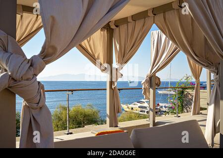 Im Beach Club liegen Vorhänge und Liegestühle Hotel mit Meerblick Stockfoto