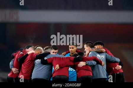 Spieler und Mitarbeiter von Aston Villa spielen vor dem Premier League-Spiel im Emirates Stadium in London. Stockfoto