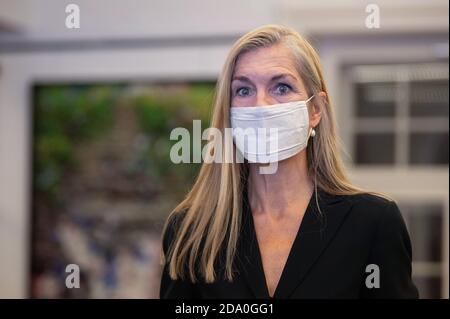 Stuttgart, Deutschland. November 2020. Veronika Kienzle, Kandidatin des Bündnis 90/die Grünen für die Oberbürgermeisterwahl in Stuttgart 2020, steht bei ihrer Wahlveranstaltung bei der Wahl eines neuen Oberbürgermeisters in Stuttgart. Am 29. November findet eine mögliche Abwahl statt. Quelle: Sebastian Gollnow/dpa/Alamy Live News Stockfoto