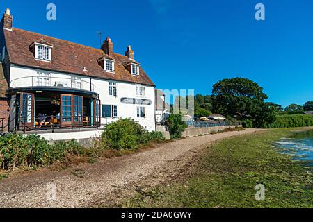 Das Crown and Anchor Public House und Restaurant aus dem 16. Jahrhundert liegt am Ufer des Dell Quay, in der Nähe von Chichester, West Sussex, England, Großbritannien Stockfoto