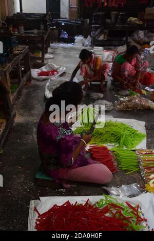 Die Arbeiter sind damit beschäftigt, vor dem Diwali-Festival Kerzen zu machen. Während Diwali, dem jährlichen hinduistischen Lichterfest, kaufen die Menschen Kerzen, um ihre Häuser zu schmücken. Agartala, Tripura, Indien. Stockfoto