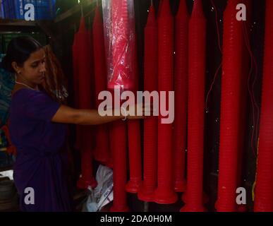 Die Arbeiter sind damit beschäftigt, vor dem Diwali-Festival Kerzen zu machen. Während Diwali, dem jährlichen hinduistischen Lichterfest, kaufen die Menschen Kerzen, um ihre Häuser zu schmücken. Agartala, Tripura, Indien. Stockfoto