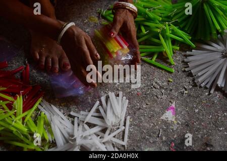 Die Arbeiter sind damit beschäftigt, vor dem Diwali-Festival Kerzen zu machen. Während Diwali, dem jährlichen hinduistischen Lichterfest, kaufen die Menschen Kerzen, um ihre Häuser zu schmücken. Agartala, Tripura, Indien. Stockfoto