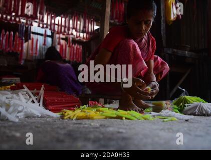 Die Arbeiter sind damit beschäftigt, vor dem Diwali-Festival Kerzen zu machen. Während Diwali, dem jährlichen hinduistischen Lichterfest, kaufen die Menschen Kerzen, um ihre Häuser zu schmücken. Agartala, Tripura, Indien. Stockfoto