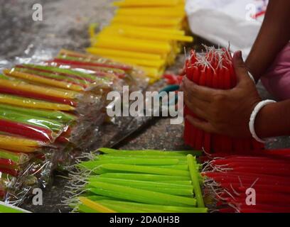Die Arbeiter sind damit beschäftigt, vor dem Diwali-Festival Kerzen zu machen. Während Diwali, dem jährlichen hinduistischen Lichterfest, kaufen die Menschen Kerzen, um ihre Häuser zu schmücken. Agartala, Tripura, Indien. Stockfoto