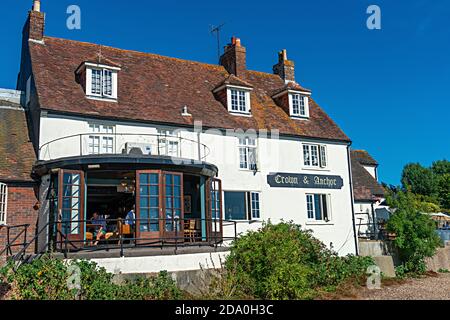 Das Crown and Anchor Public House und Restaurant aus dem 16. Jahrhundert liegt am Ufer des Dell Quay, in der Nähe von Chichester, West Sussex, England, Großbritannien Stockfoto